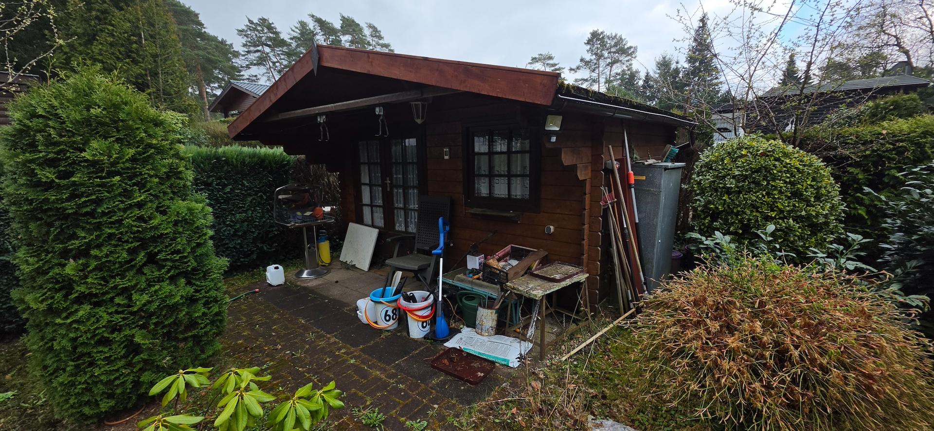 Gartenhaus von der Terrasse aus