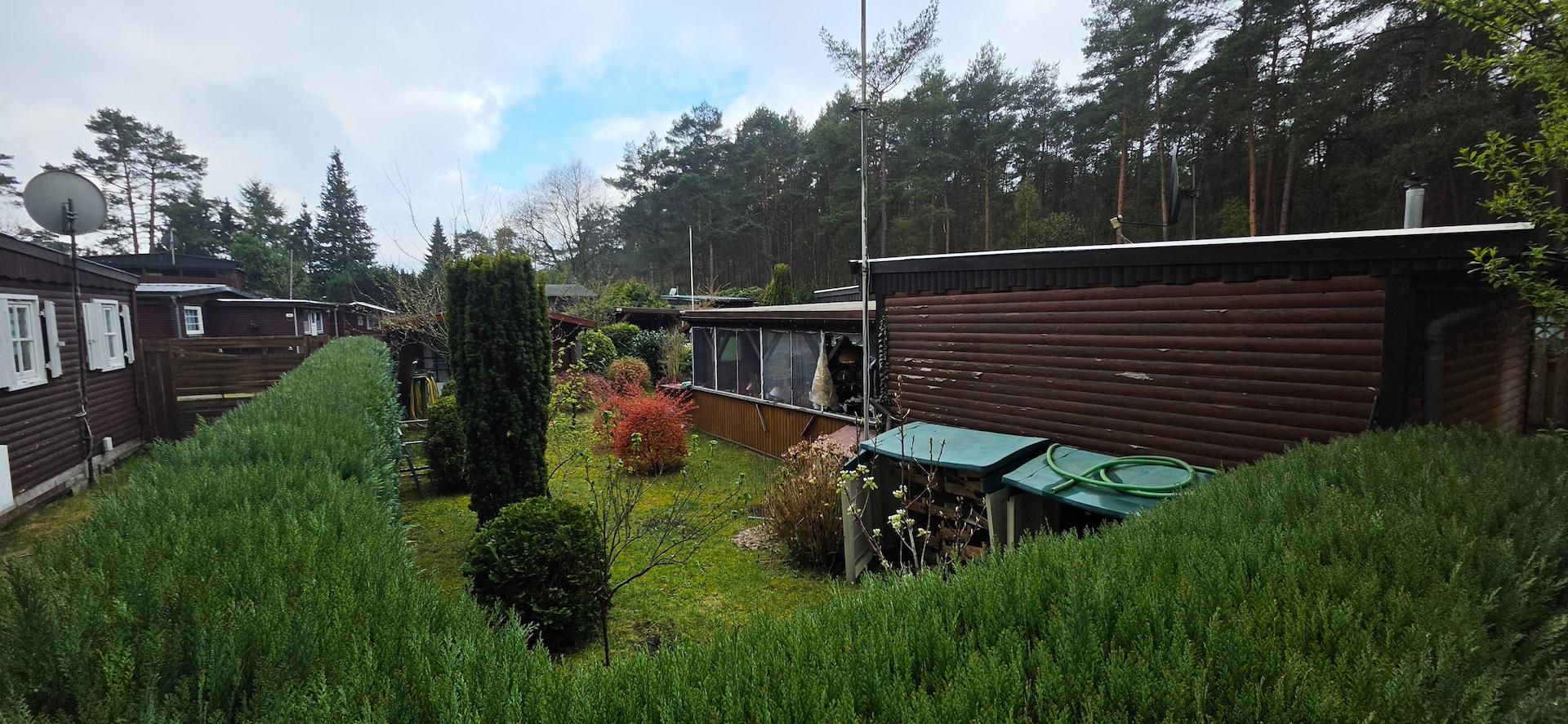 Grundstücksrückansicht über die Hecke vom Nachbarn aus