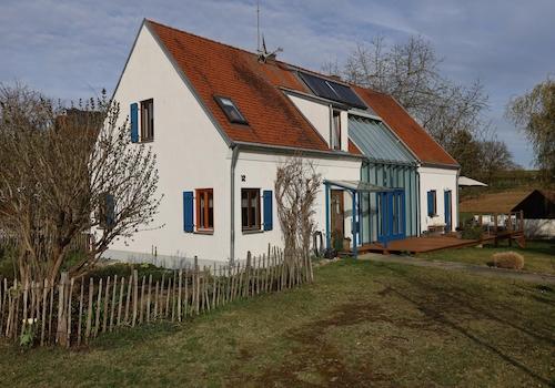 Süd/West-Seite mit Vorgarten