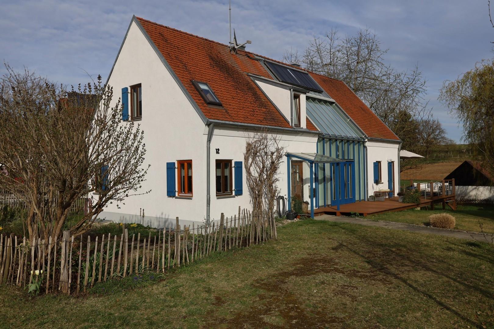 Süd/West-Seite mit Vorgarten