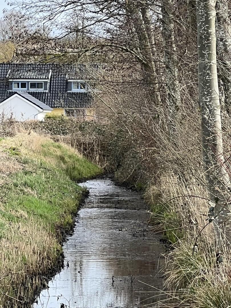 Wasserlauf auf Grundstück