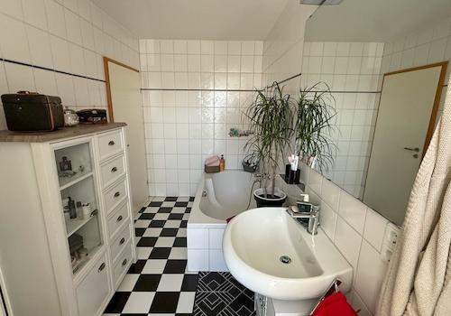 Tageslichtbad mit Badewanne und Dusche