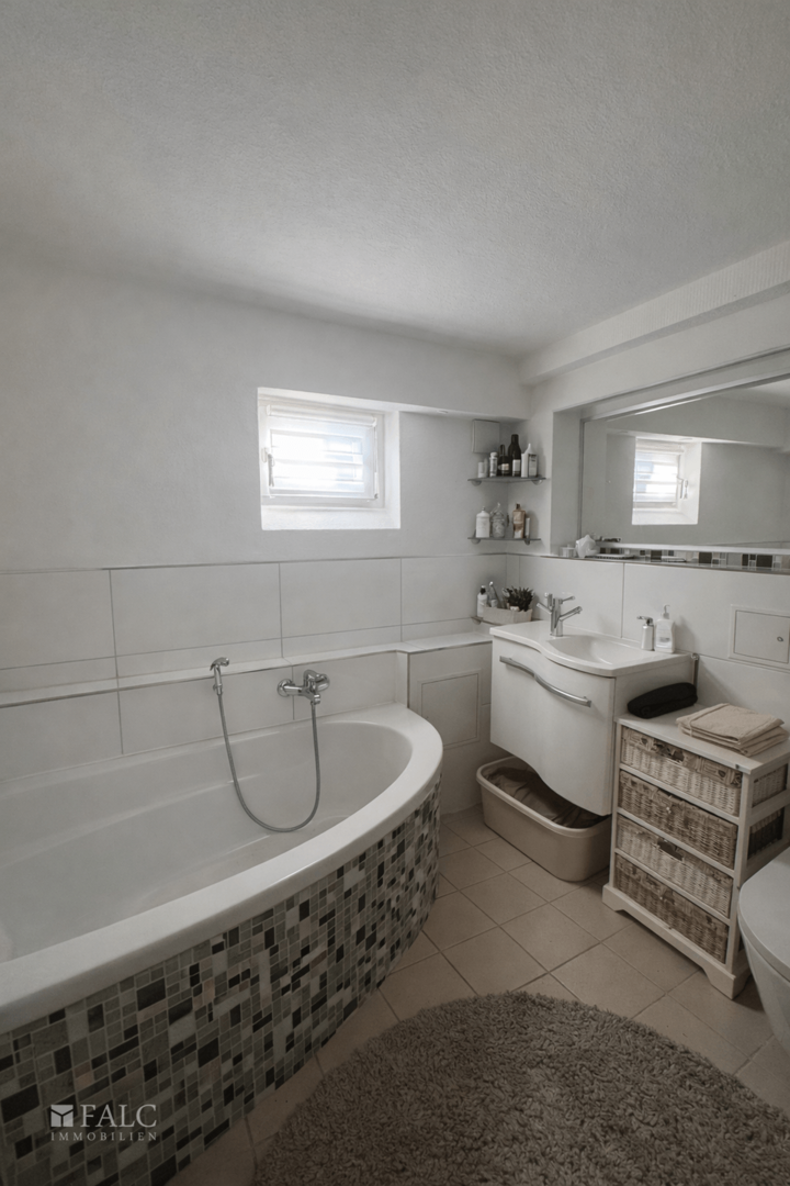 Bad im Erdgeschoss mit Badewanne