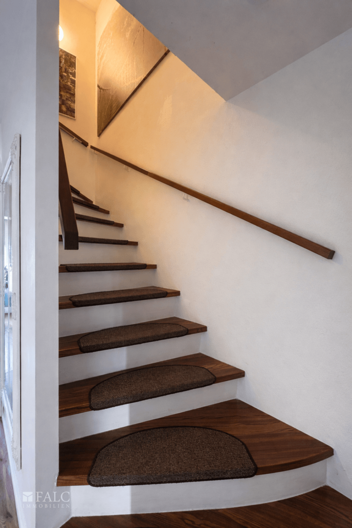 neuwertige Massivholztreppe in das Obergeschoss.