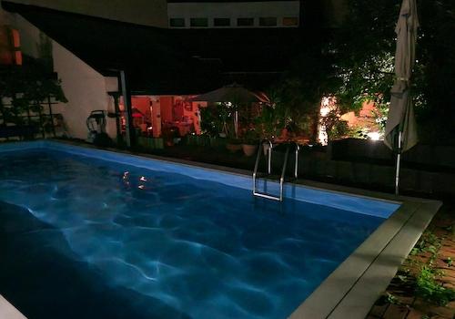 Pool mit Blick zum Haus