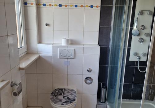 Bad mit Dusche und WC