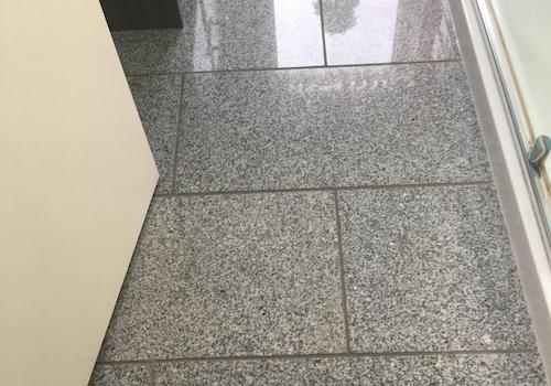 Bad- Granitfußboden