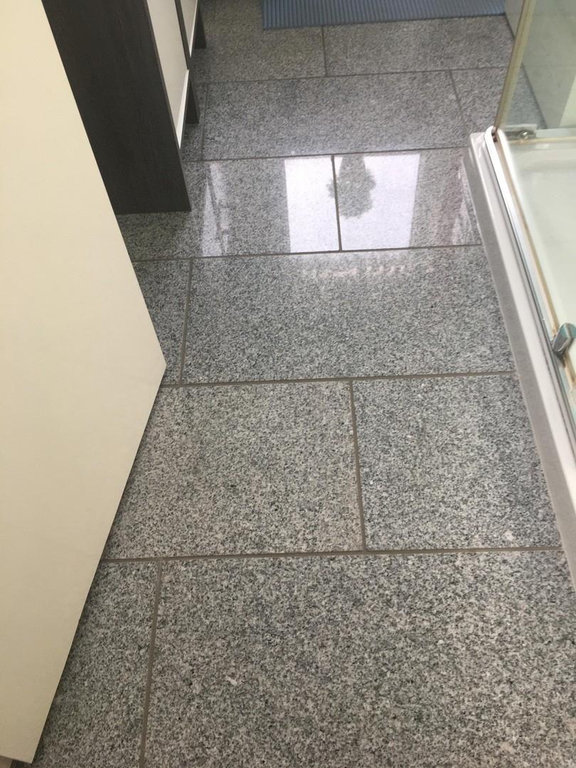 Bad- Granitfußboden