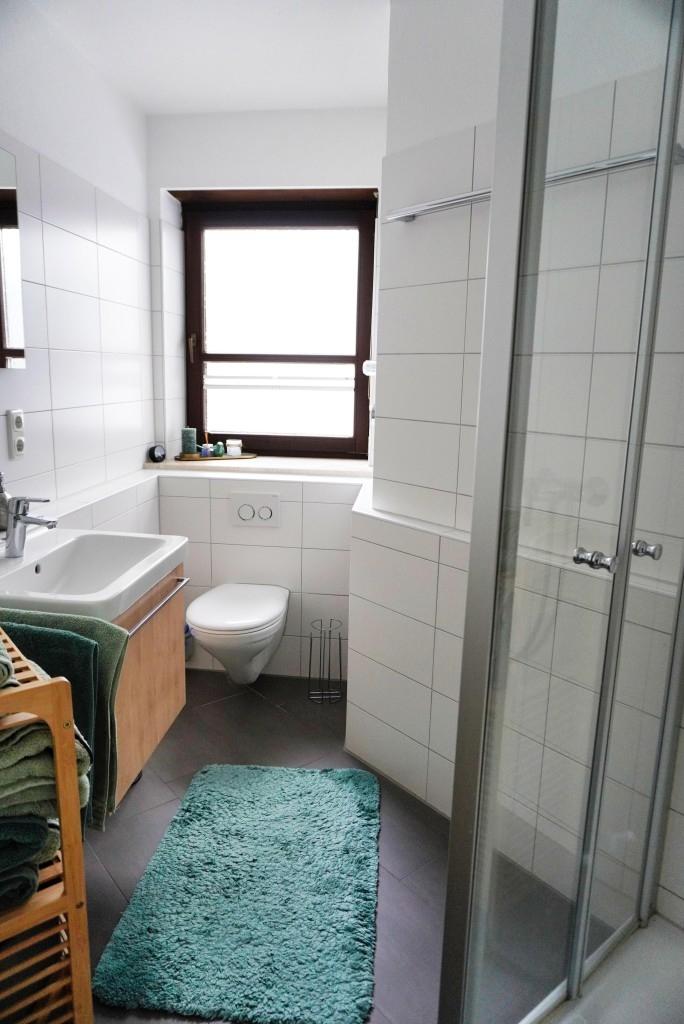 Bad mit Dusche und Fenster