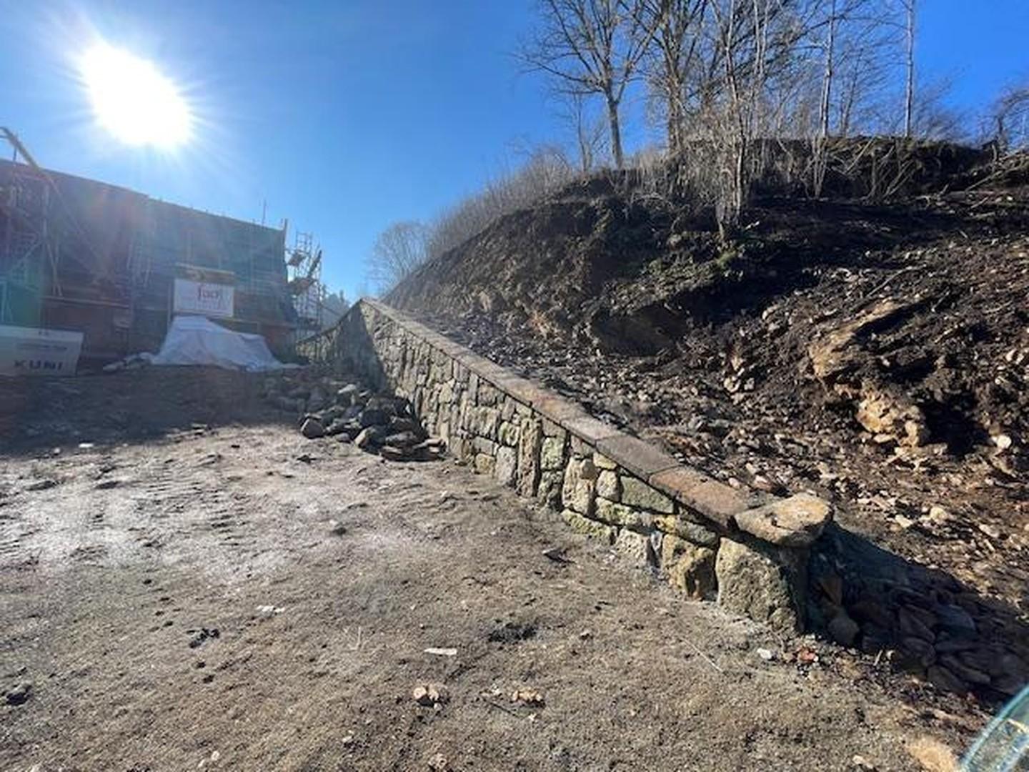 Zuwegung mit neu err. Mauer