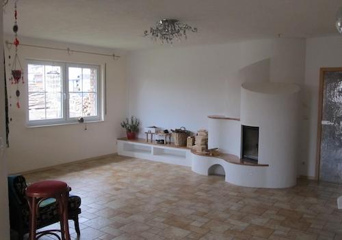 Wohnzimmer mit Speicherofen