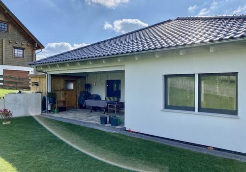 Rückseite mit Terrasse