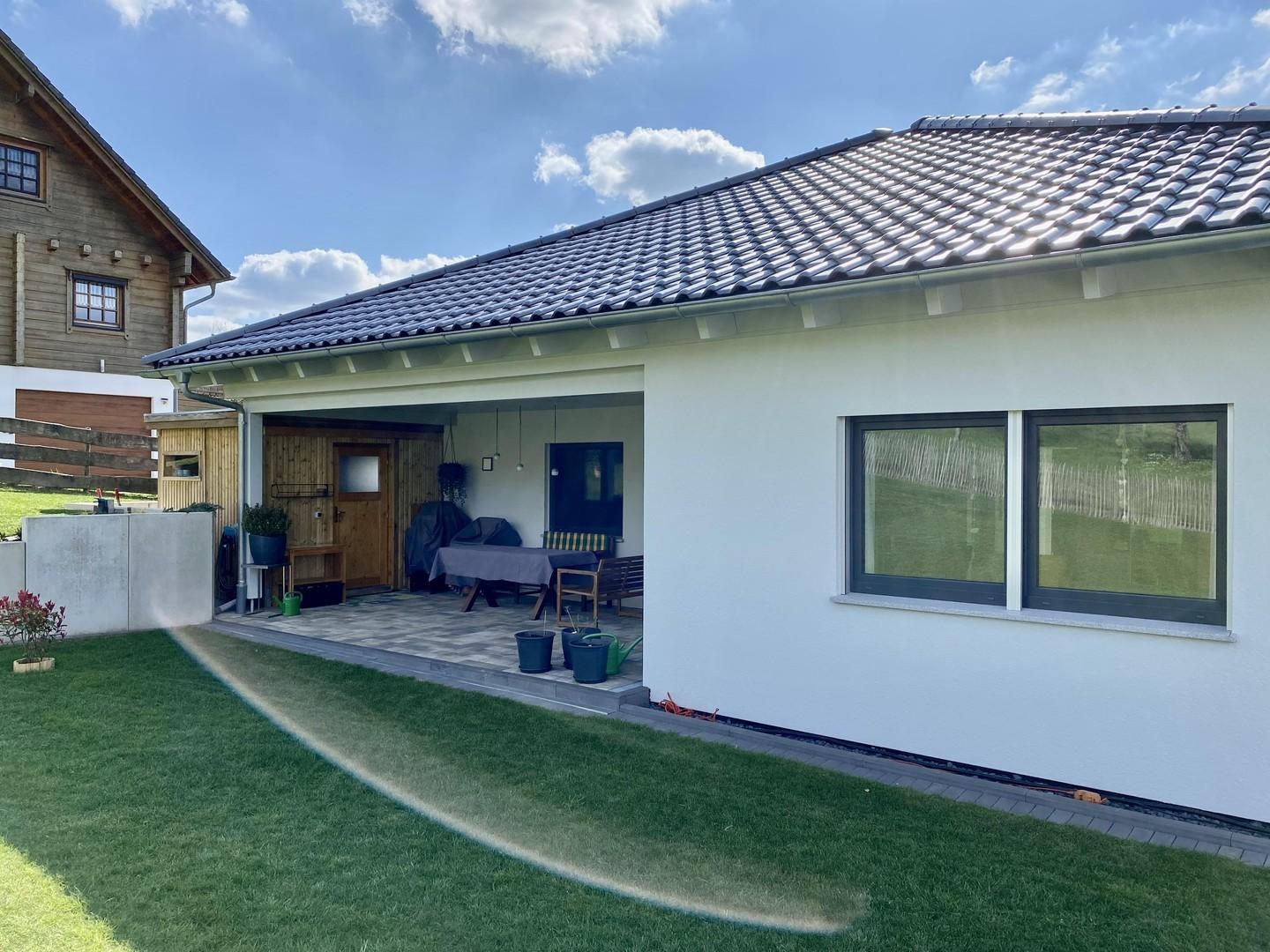 Rückseite mit Terrasse