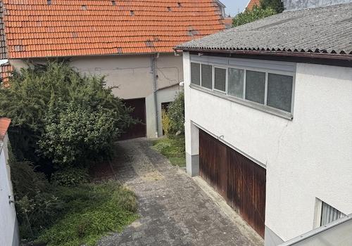 Innenhof und Blick zur Scheune
