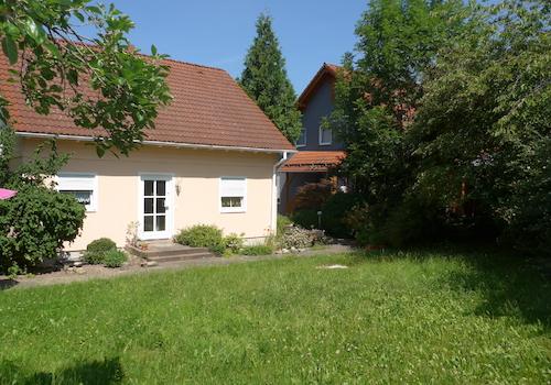Gartenansicht mit Eingang
