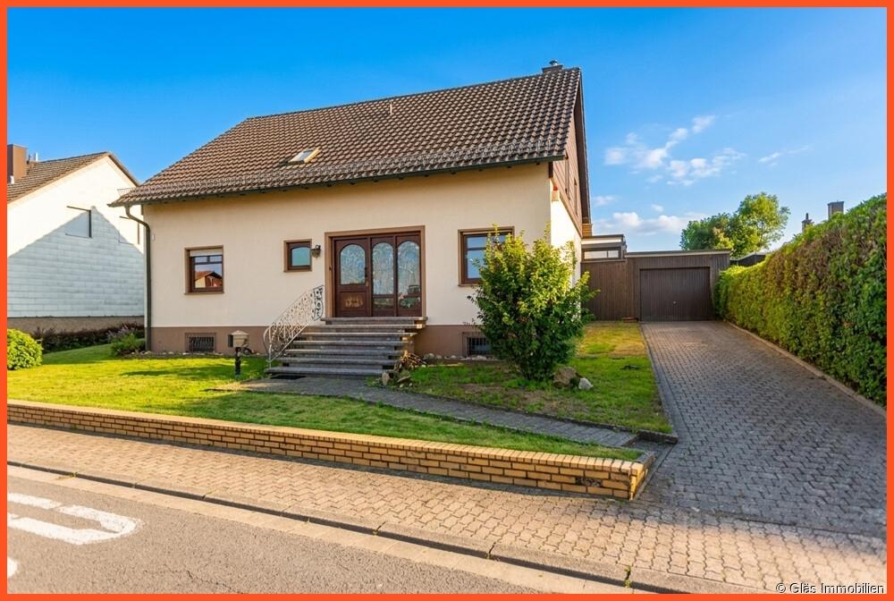 Freistendes Einfamilienhaus mit Garage