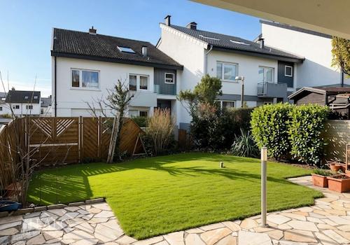 Blick in den Garten - (KI generiert)