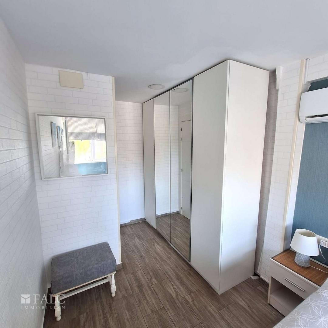 Schlafzimmer mit Schrank und Klimaanlage