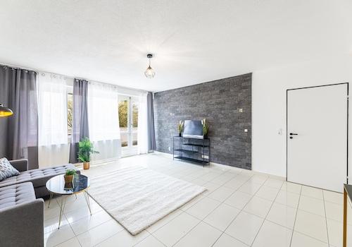 Wohnzimmer mit Balkonzugang