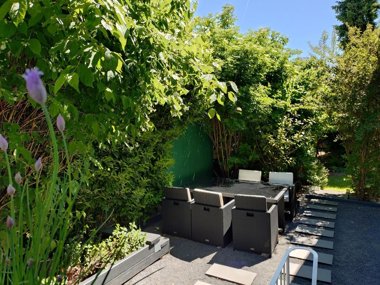 Sitzecke neben dem Haus