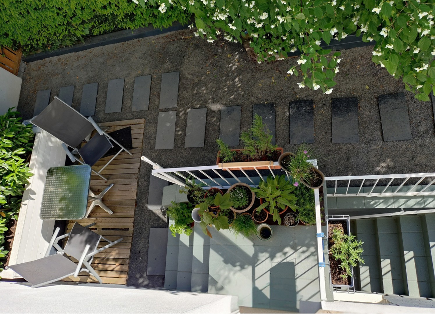 Sitzecke  neben dem Haus