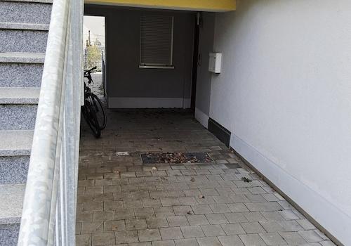 Eingang überdacht unten rechts