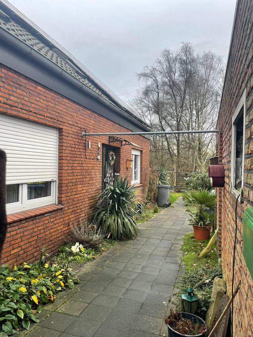 Seitenzugang zu Haus u. Garten