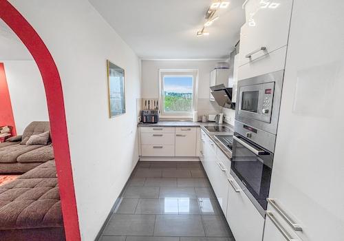 Küche mit Durchgang Wohnzimmer