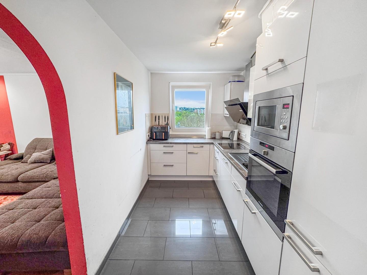 Küche mit Durchgang Wohnzimmer