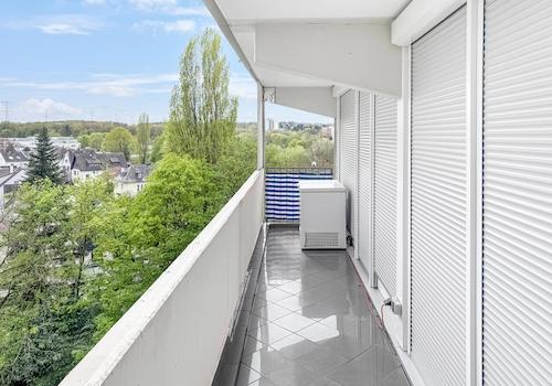 Balkon mit Außenjalousien