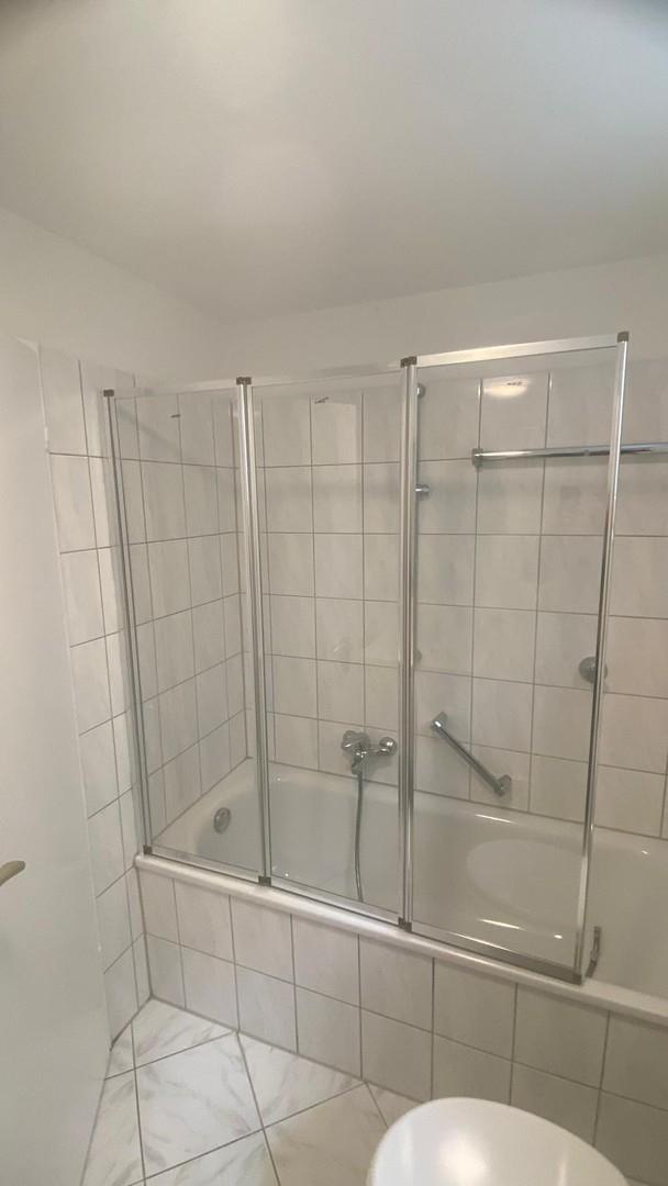 Badewanne mit Duschwand