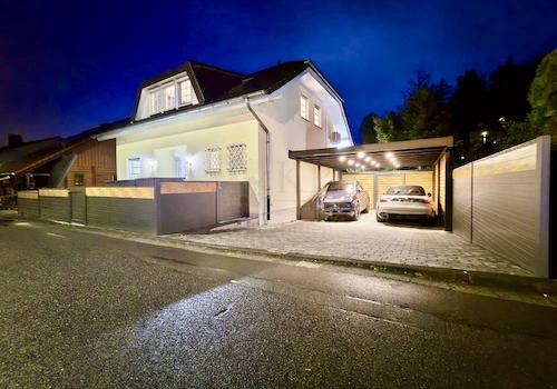 HAUSANSICHT BEI NACHT