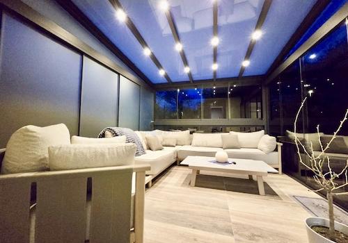 SOMMERGARTEN BEI NACHT