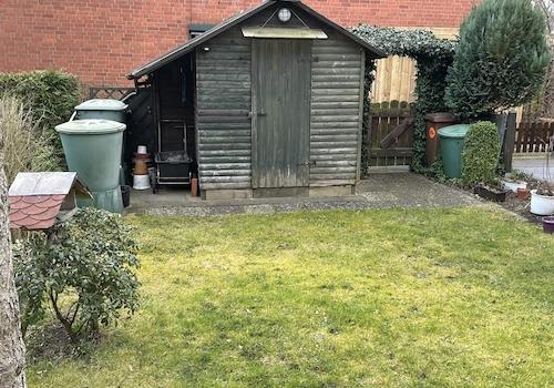 Garten mit Gartengerätehaus