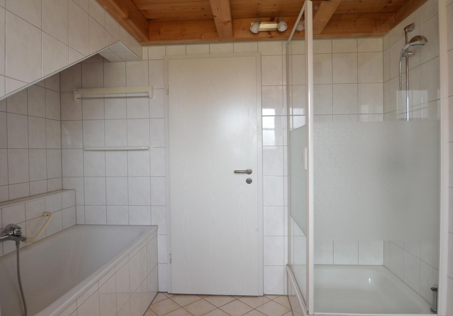 Tageslichtbadezimmer mit Dusche, Badewanne und WAMA-Anschluss