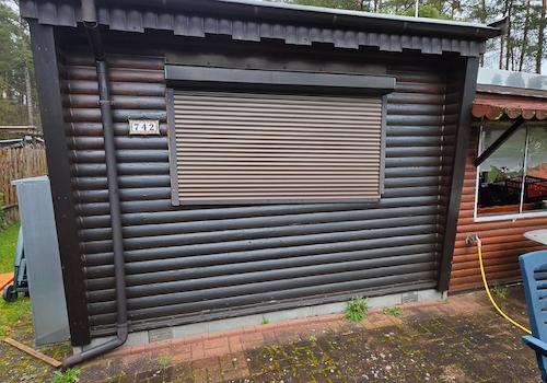 Ansicht vom Carport aus auf das Mobilheim