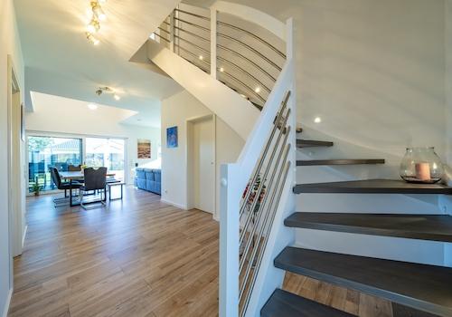 Flur mit Treppe im Erdgeschoss