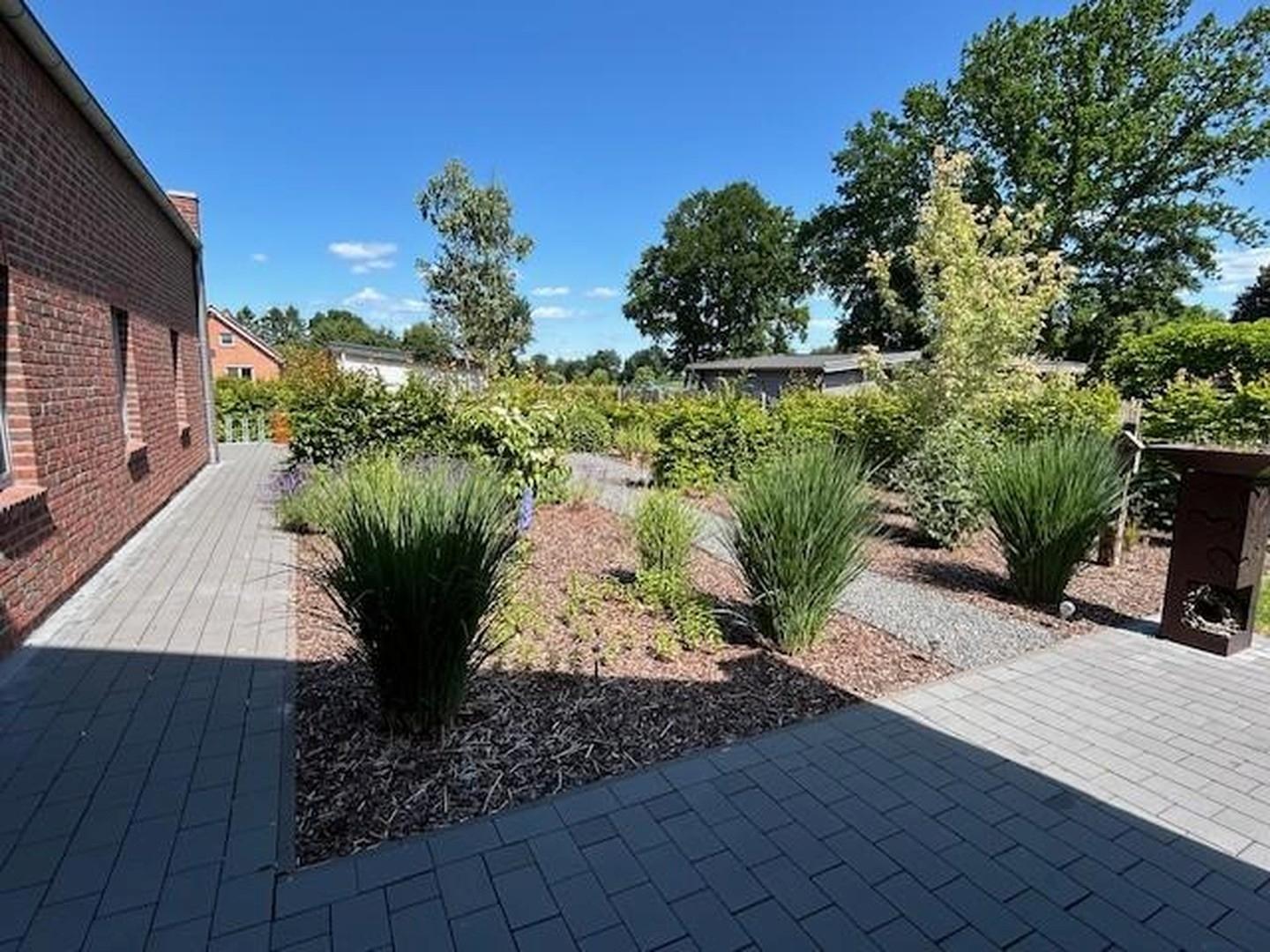 Garten neben Nebengebäude