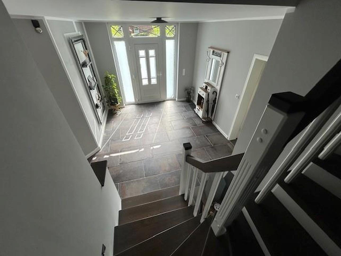 Blick auf Hausflur von Treppe
