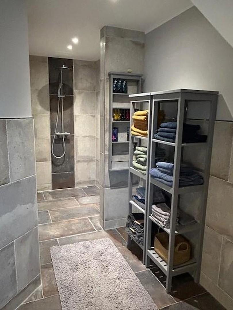 Begehbare Dusche im Hauptbad
