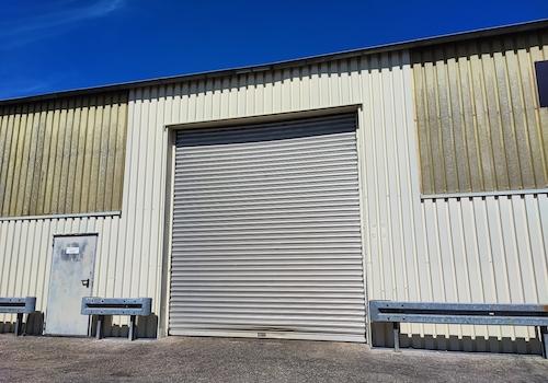 Eingang 1 von 3 Hallen