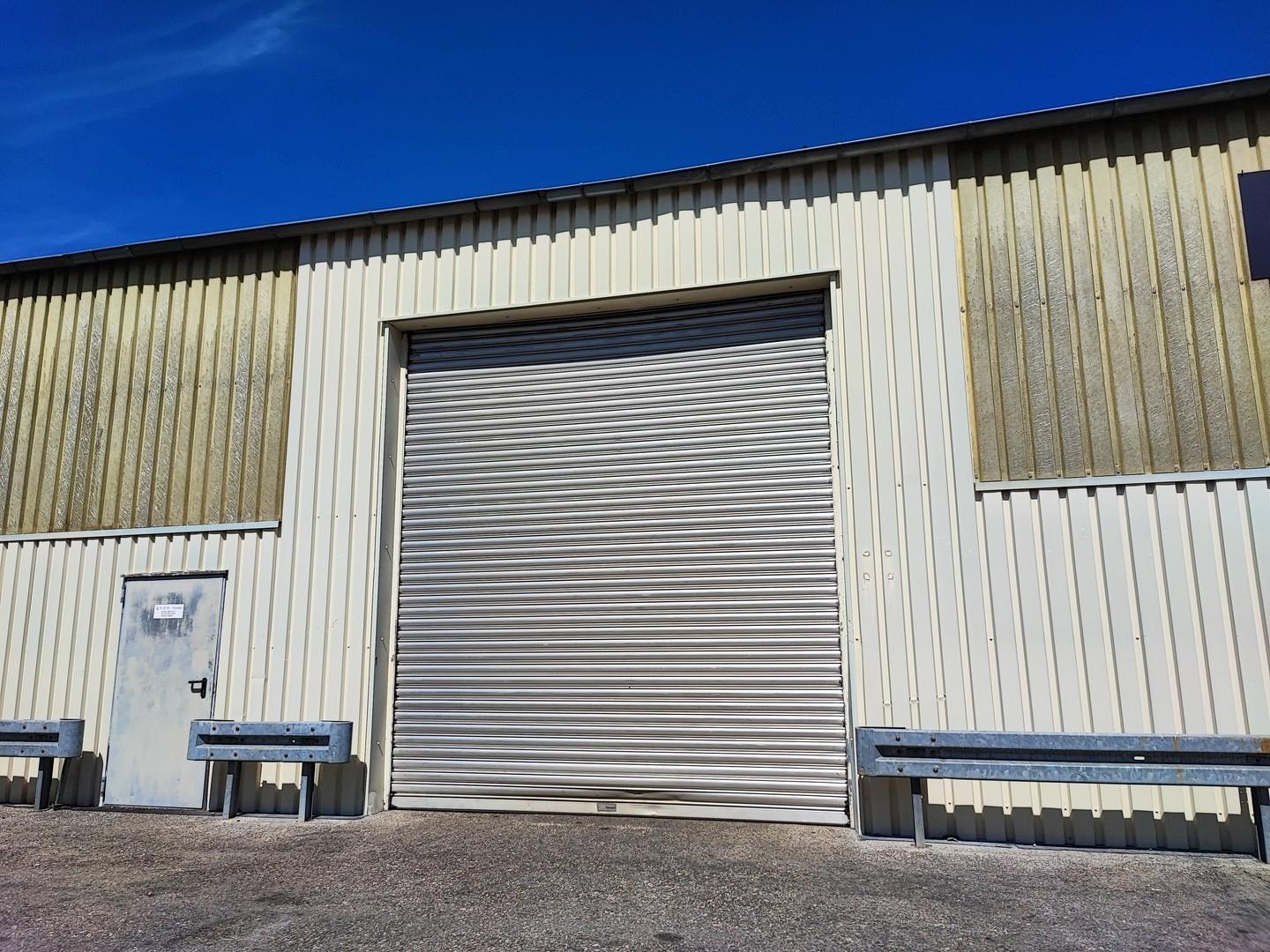 Eingang 1 von 3 Hallen