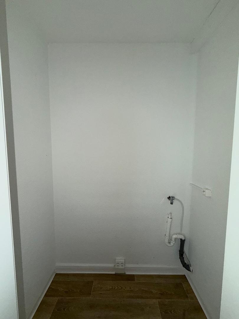 Abstellraum mit Waschmaschinenanschluss