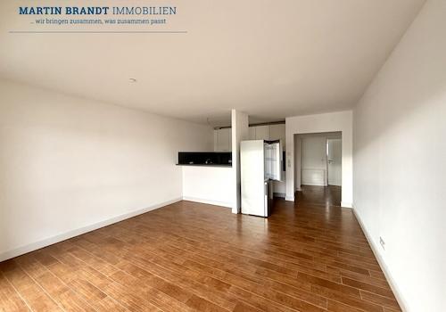 Wohnzimmer mit Einbauküche