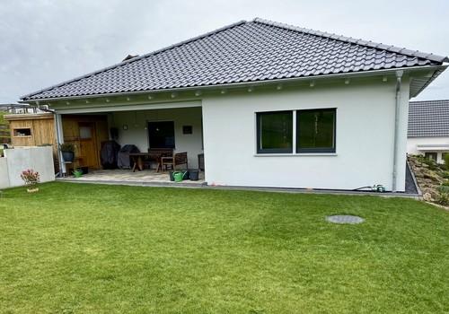 Rückseite mit Terrasse