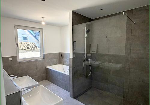 Tageslichtbad mit großer Dusche