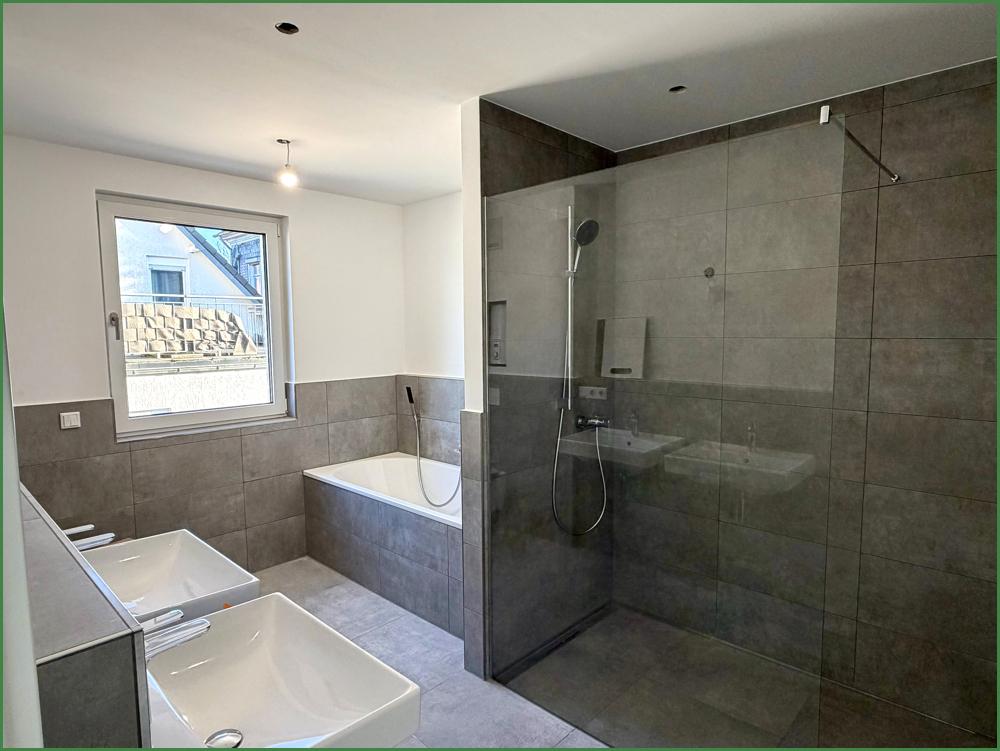 Tageslichtbad mit großer Dusche