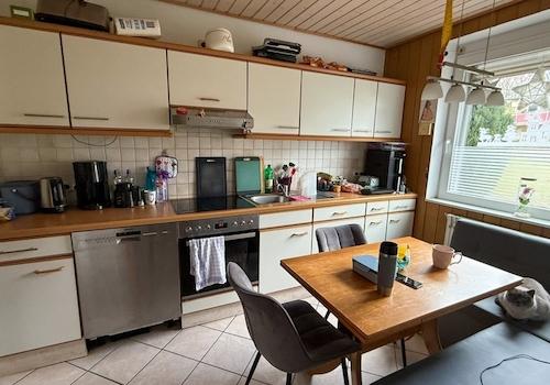 Küche mit Einbauküche