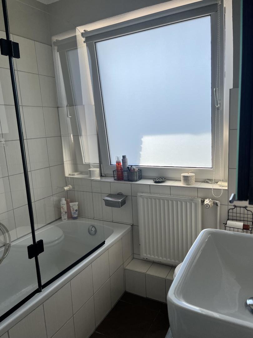 Tageslichtbad mit Badewanne