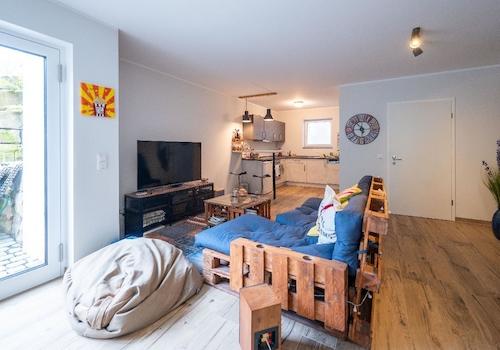 Einliegerwohnung - Wohn-/Schlafbereich mit Terrasse und offener Küche 